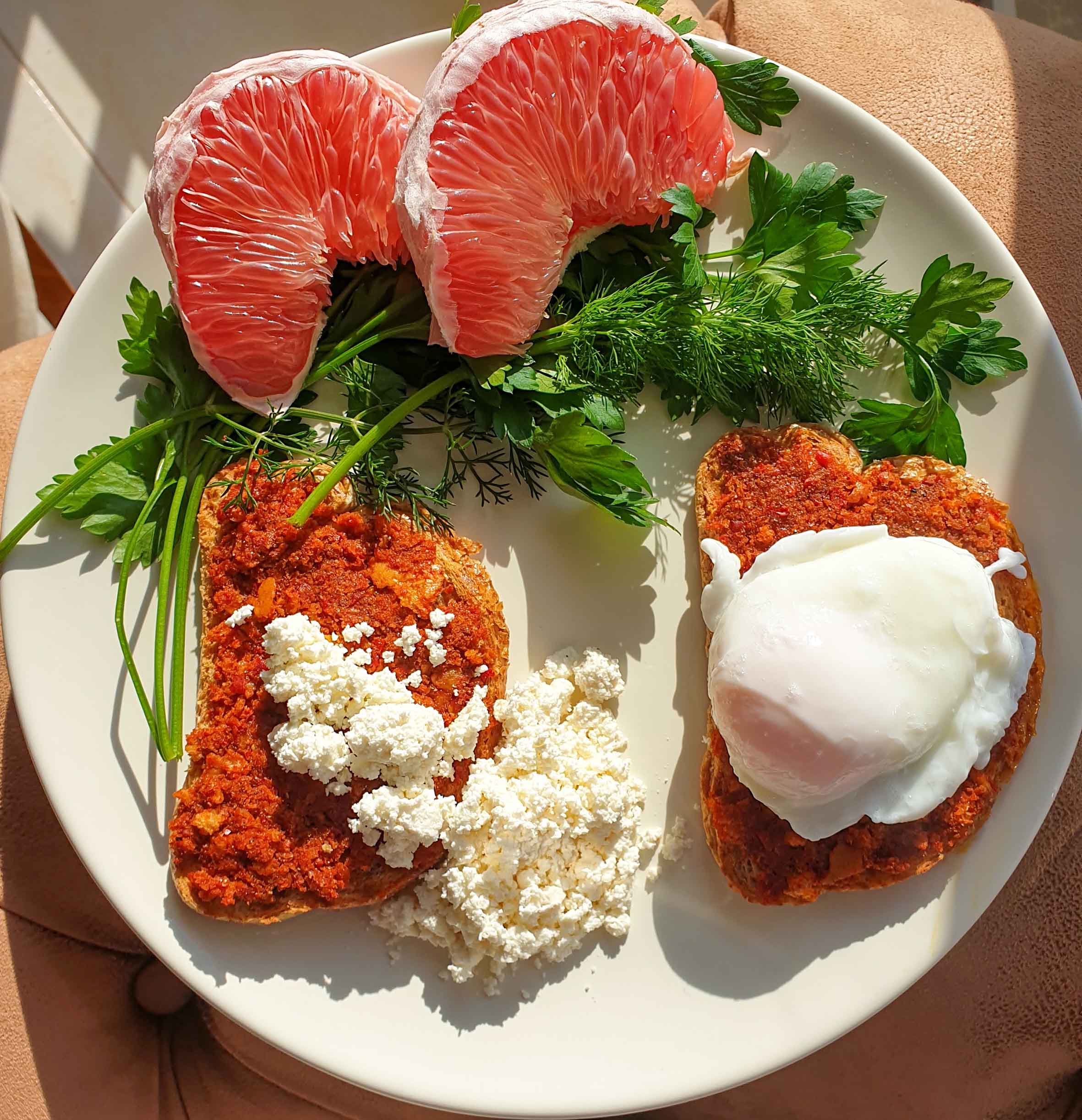 Poşe Yumurtalı Kahvaltı Tabağı Tarifi Nasıl Hazırlanır?